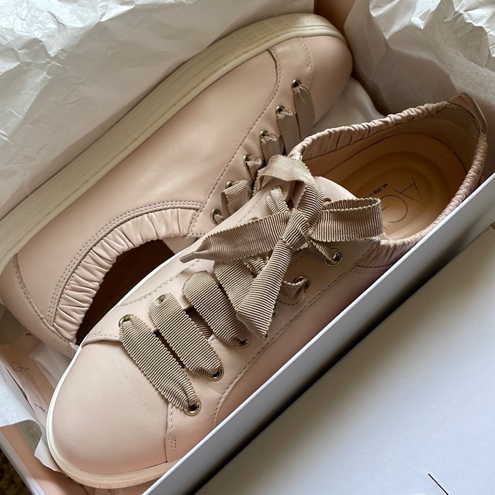NIB AGL made in Italy Penny gorgeous pink soft leather sneakers